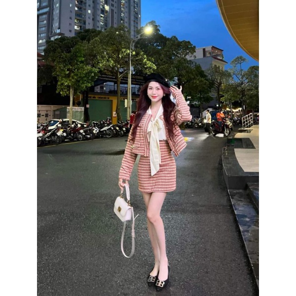 Set áo khoác dạ tweed kèm áo sơ mi thắt nơ cổ kèm chân váy