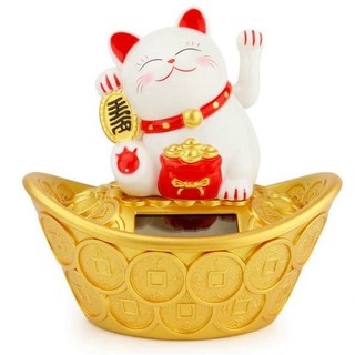 Chú mèo tay ngoắc may mắn ngồi trên thỏi vàng