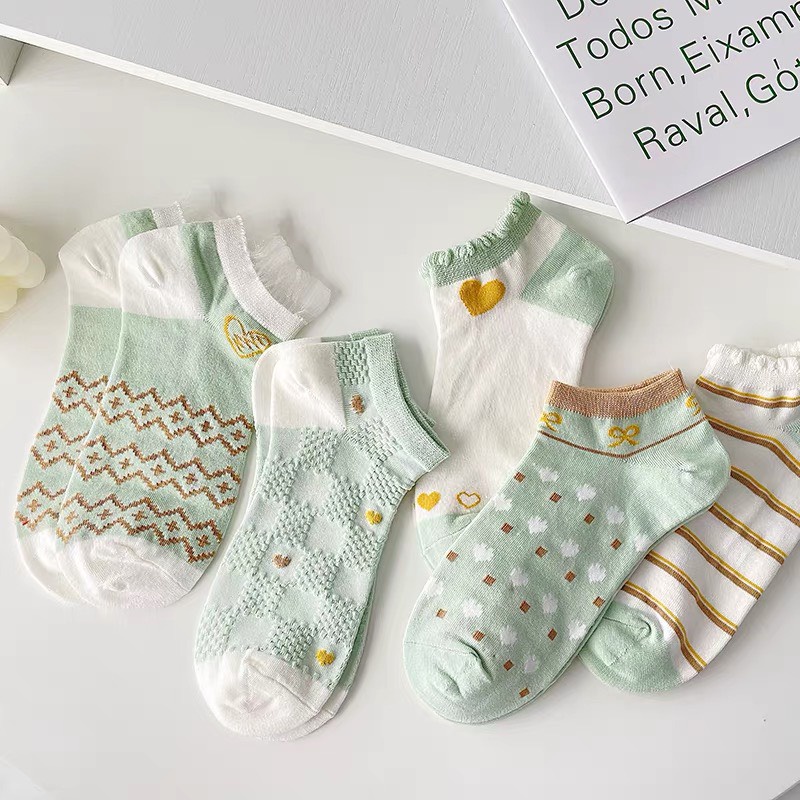 Tất nữ cổ ngắn màu xanh bạc hà, họa tiết trái tim đáng yêu, chất liệu cotton, thấm hút mồ hôi