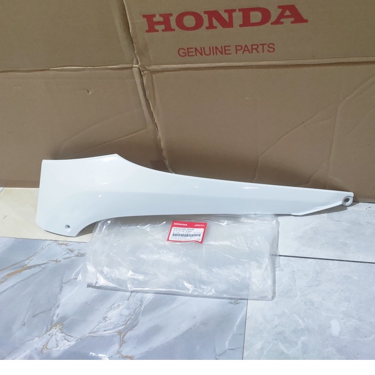 Ốp sàn bên phải - thanhc cạnh HONDA LEAD110 năm 2009-2011 màu Trắng. *NHA96P* 83510GGE900ZB