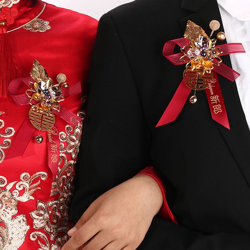 Ghim Cài Áo Hình Gia Đình Và Hoa Hồng