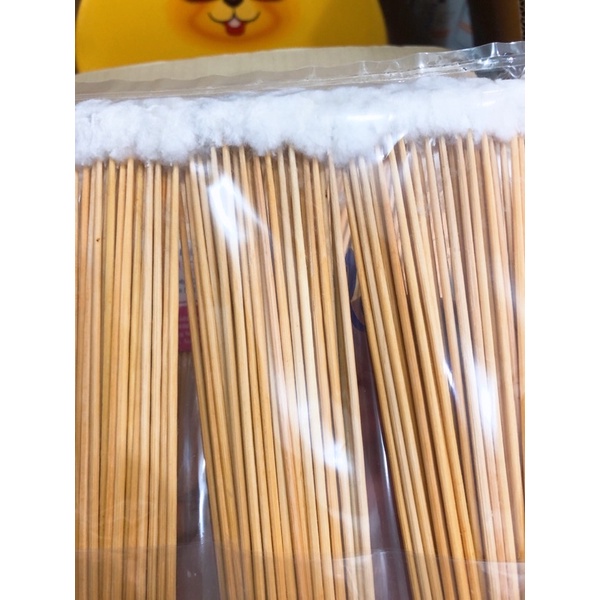 Bông ngoáy tay 100cây /3size   không ra màu ,đầu bông nhỏ ngoáy không đau tai, chuyên dùng cho thợ cắt tóc .