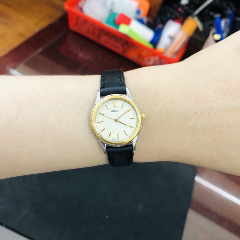 Đồng hồ nữ si nhật hiệu Seiko, mặt hai lòng