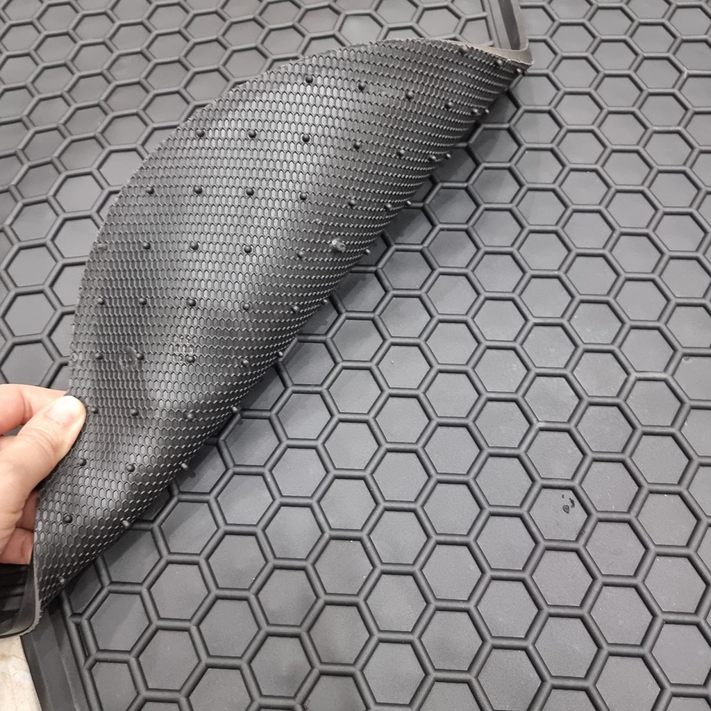 Thảm lót sàn Creta bằng cao su đúc cao cấp, không mùi, chuẩn form, dễ lau chùi.