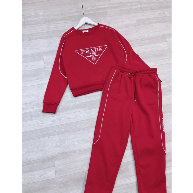 Bộ nỉ nữ đỏ thêu chữ Prada
