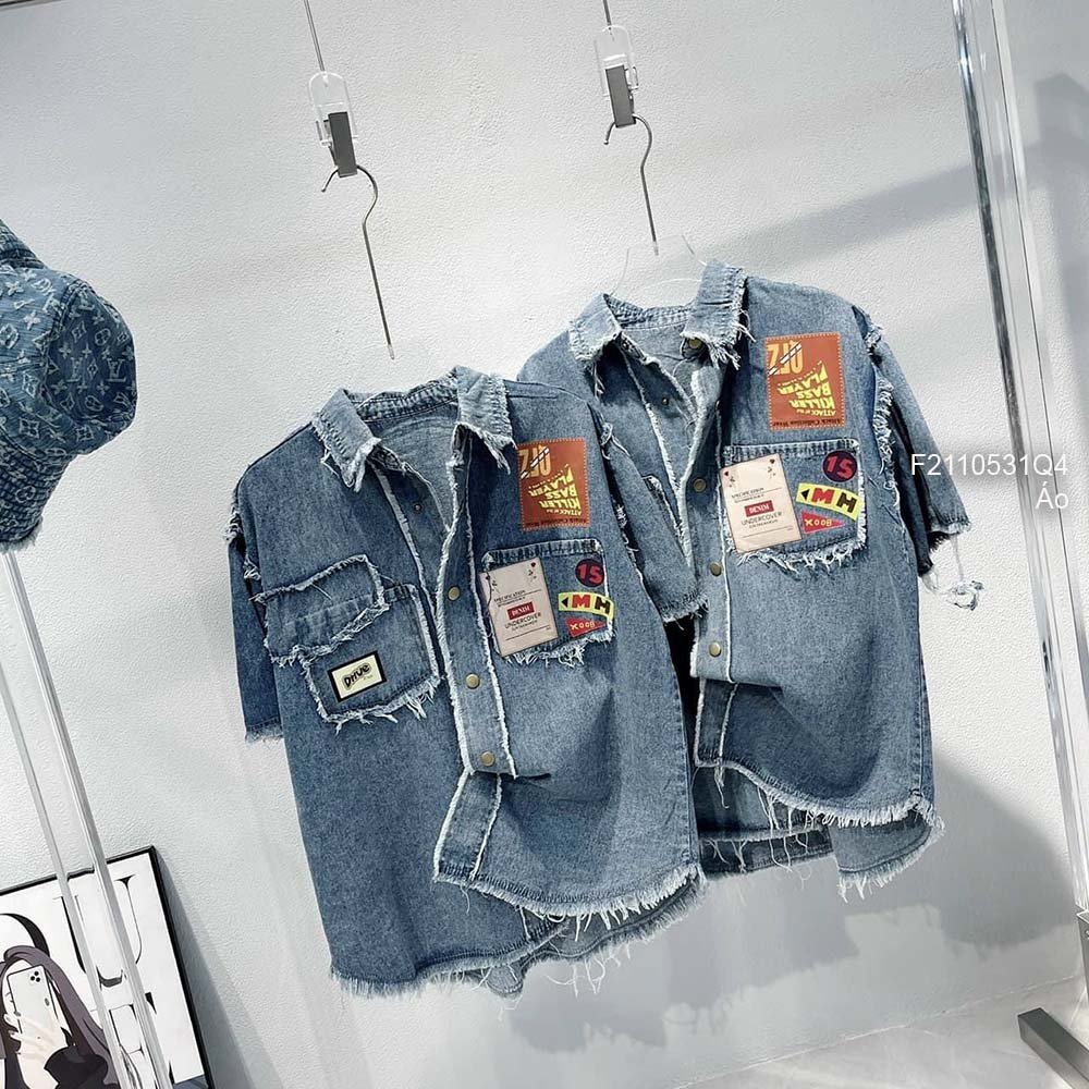 Áo sơ mi jean phối viền tua rua gắn mác chữ tay ngắn
