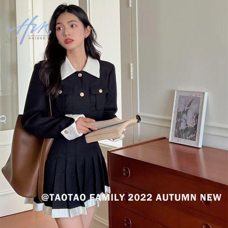 Set đồ gồm áo khoác + chân váy ngắn lưng cao xếp ly màu sắc tương phản phong cách Pháp thời trang thu đông 2022 cho nữ