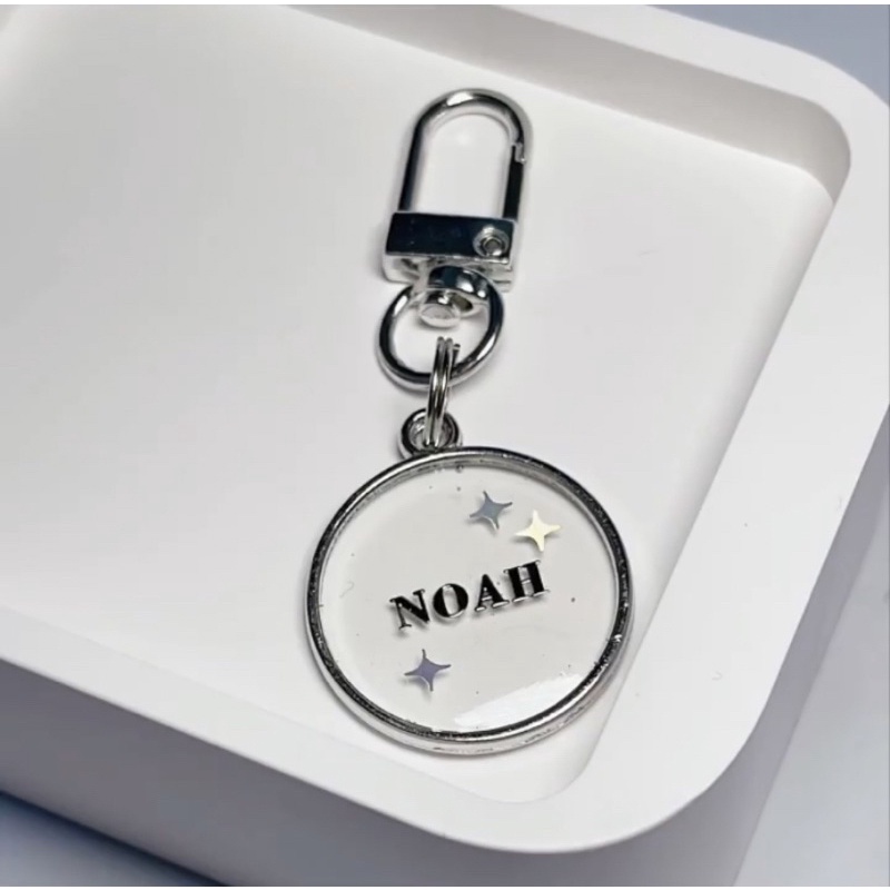 Móc khoá trái tim resin custom tên theo yêu cầu