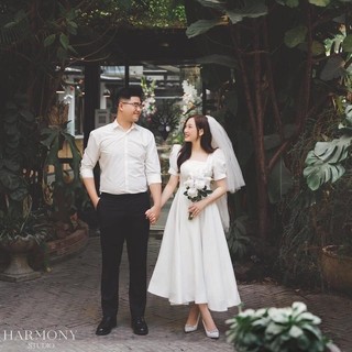 Đầm trắng xoè cổ vuông tay phồng chụp ảnh cô dâu