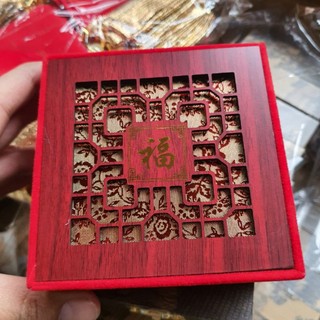 hộp nhung đỏ đưng vòng