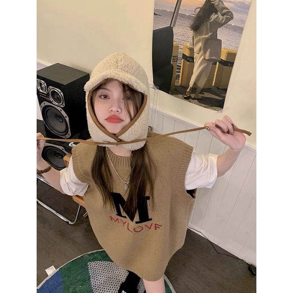 Áo len gile thêu chữ M