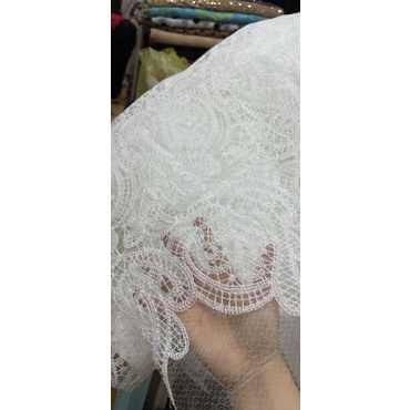 Vải ren thêu loại 1 có 4 màu trắng đen kem da