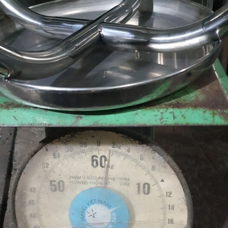 Ghế đẩu 4 chân ,ống tròn o25mm , mặt ghế tròn  cao lên mặt 30cm , hàng dày và chắc chắn , inox 201 và inox 304