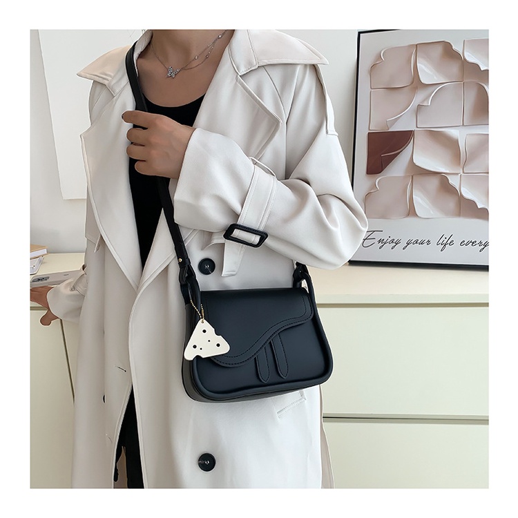 Túi xách nữ đeo chéo phong cách thời trang kèm móc khóa phô mai dễ thương, có 2 màu trắng nâu và đen