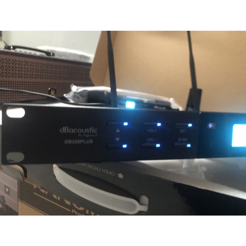 Micro karaoke không dây dBacoustic dB350Plus, K4000 - Chính hãng, cảm biến gia tốc, chống hú tuyệt đối, hát rất nhẹ, ấm)