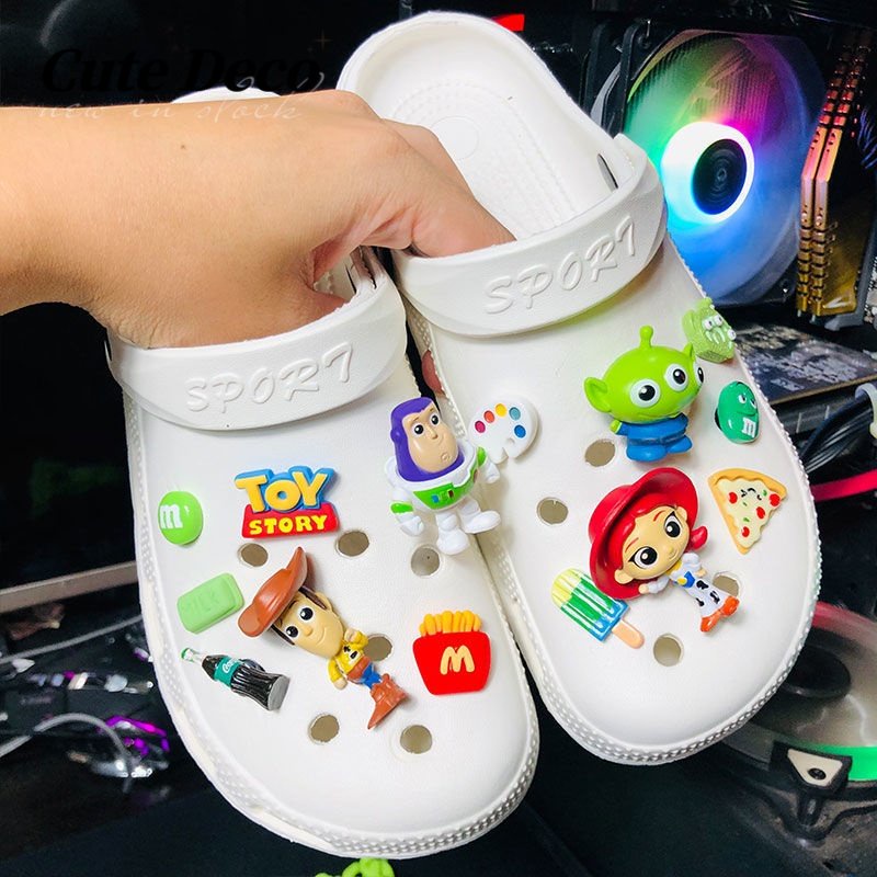 [Deco] Giày Crocs 26 Kiểu Màu Hồng Và Hồng Đơn Giản Dễ Thương) Hình Gấu Đen / Chim Cánh Cụt / Gấu Dâu Tây / Gấu Dâu Tây Bằng Nhựa Resin DIY