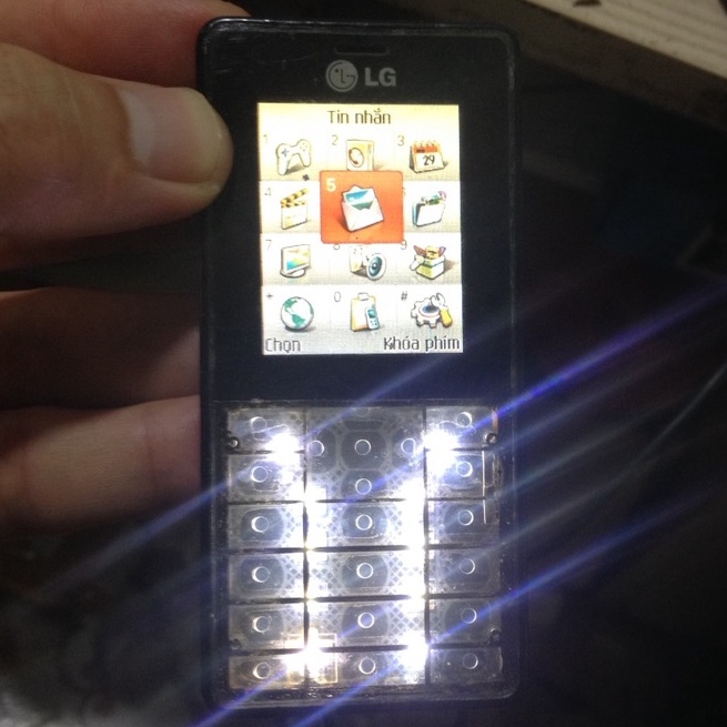Xác Eo Gi KG320 trùng imei,màn khá,không bin,sjm sóng loa phím đều xài tốt,bán xác anh em lên đồ