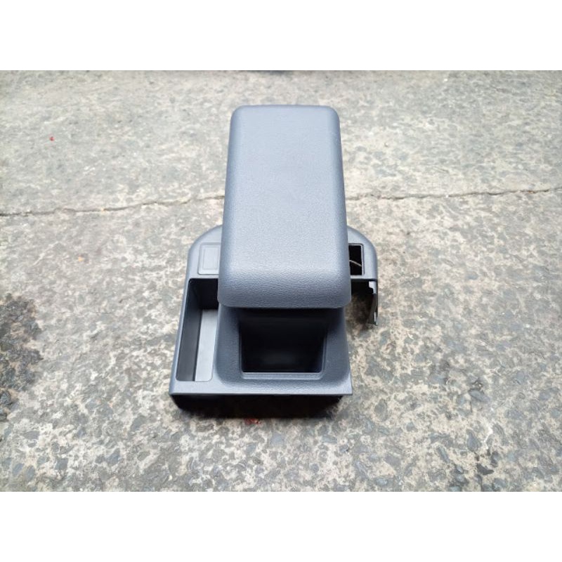 Hộp nhựa tỳ tay xe Mitsubishi Pajero V43