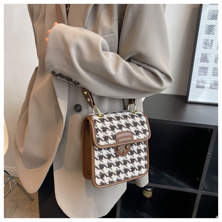 Túi xách nắp viền caro harem họa tiết