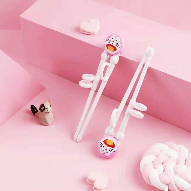 Đũa tập ăn dặm Doraemon cho bé, Đũa xỏ ngón giúp bé tập cầm, gắp, mầu sắc, họa tiết dễ thương - Loki