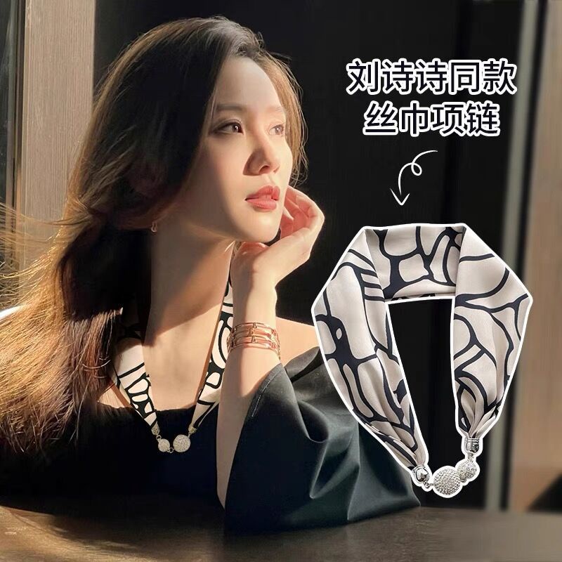Khăn lụa hoạ tiết rằn ri-cổ điển có dây bạc lấp lánh nam châm trước cổ lạ mắt THY THY STORE