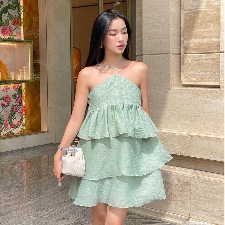 RECHIC Đầm ngắn Sasie kiểu cố yếm xếp ly ở ngực dáng váy xoè rộng sang trọng gợi cảm