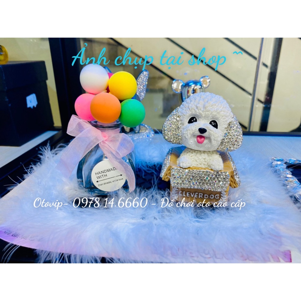 Mô hình chú cún Clever Dog trang trí xe ô tô, đầu lắc lư dễ thương gắn pha lê sang chảnh
