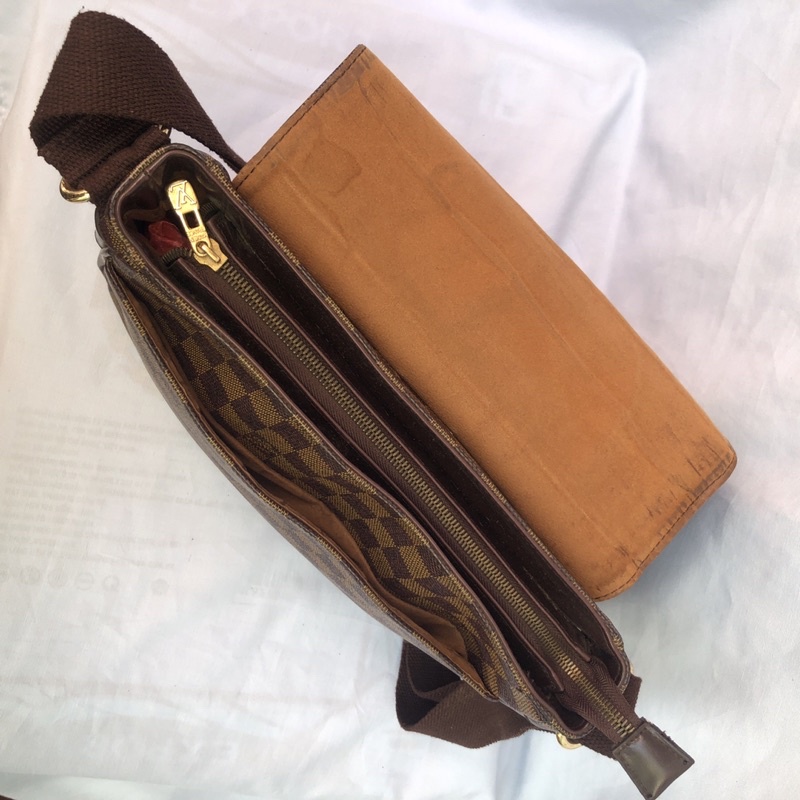 Túi chuẩn si. Túi qua sử dụng. Khách vui lòng xem hình nếu muốn biết thêm thông tin sản phẩm mời khách vô chat . Thanks.