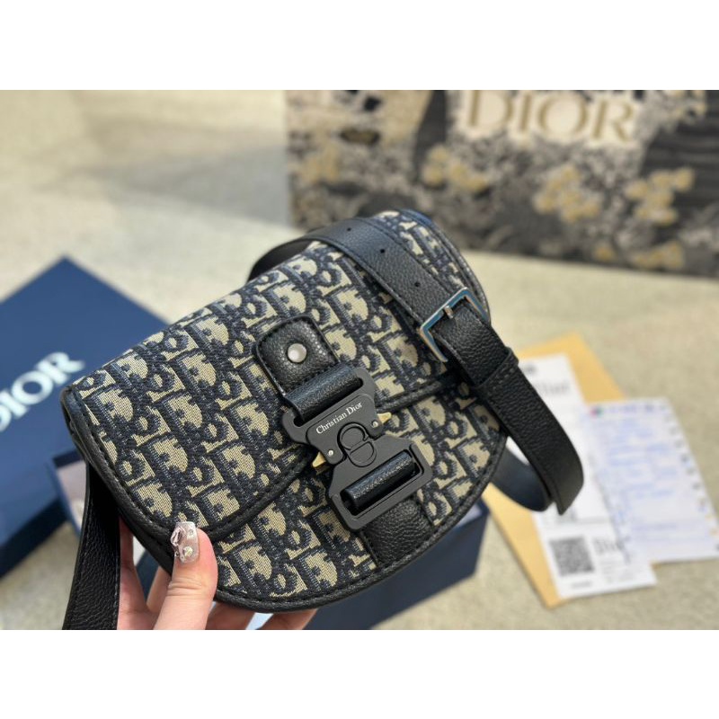 Túi đeo chéo nam D.I GALLOP sz20x16cm họa tiết canvas dáng cực khỏe khoắn