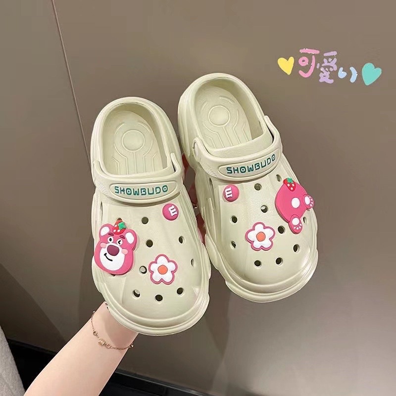 Dép độn đế Cross nữ siêu nhẹ kèm Sticker gấu dâu losto dễ thương - dép bánh mì nữ hot trend 2022
