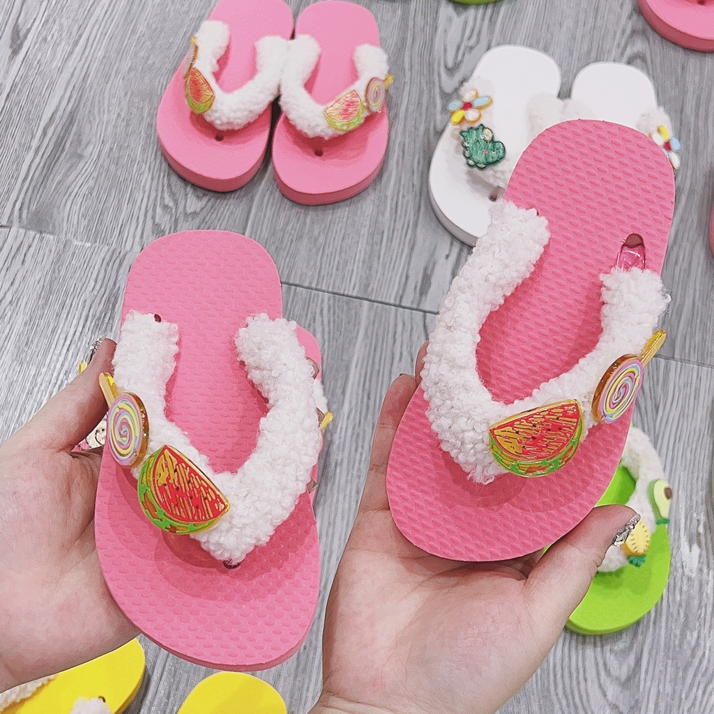 Dép Xỏ Ngón Gắn 4 Sticker Ngẫu Nhiên Dễ Thương Cho Bé Gái Chất Liệu Cao Su Mềm Nhẹ TRINH LÊ SHOP GIÀY DÉP TLB1