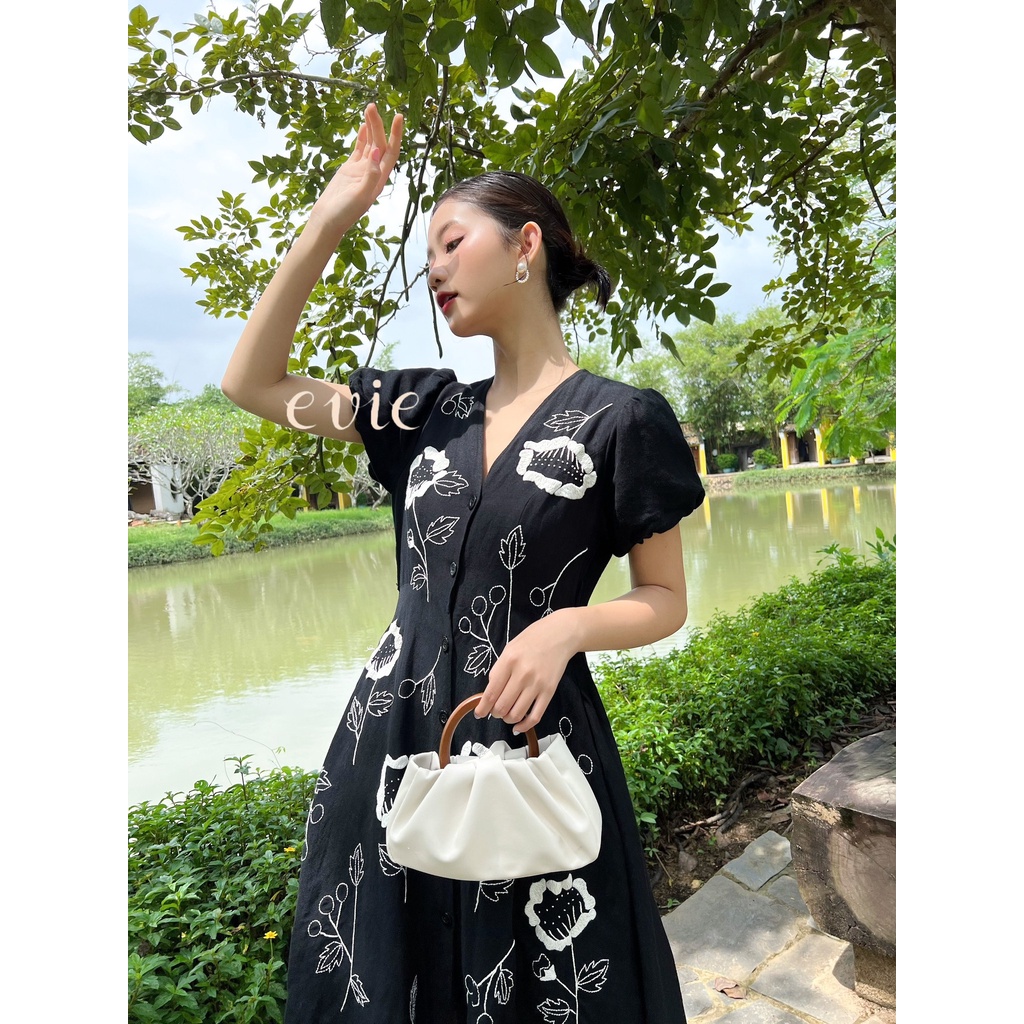Đầm Evie Selina đen thêu hoa trắng