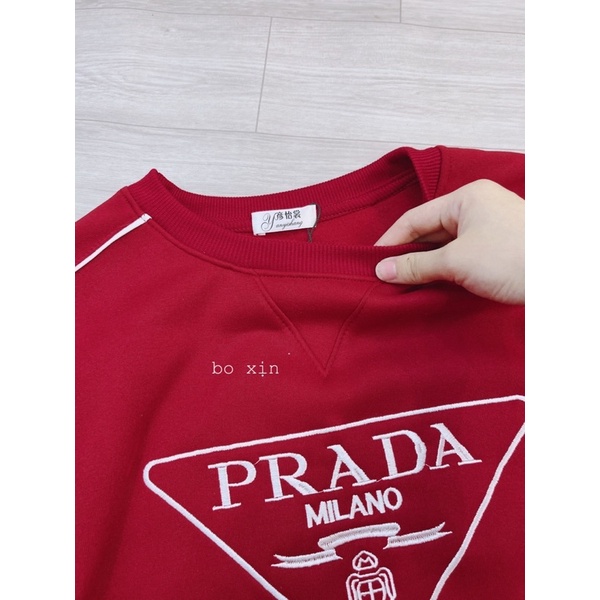 Bộ nỉ nữ đỏ thêu chữ Prada