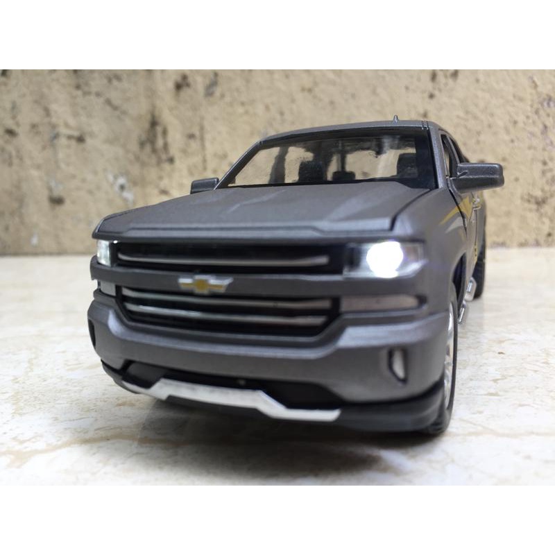 Mô hình xe Chevrolet SILVERADO 1500 2020 1:32