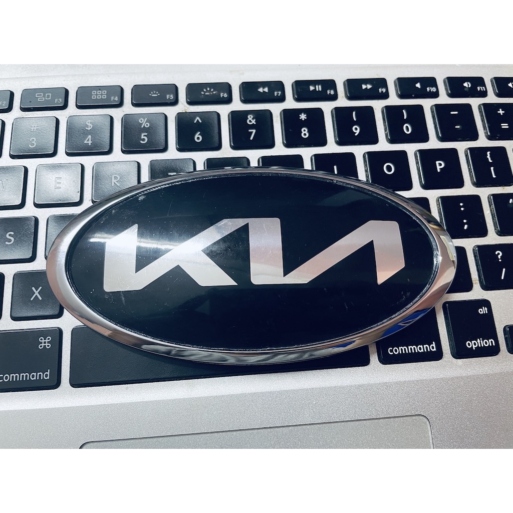 1 Logo chữ KIA mới kích thước 13 x 6,5 cm