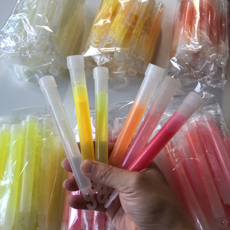 Que phát sáng dạ quang dùng một lần Glow stick - Light Stick 6 inch1.5x15cm sáng 12 tiếng màu sắc ngẫu nhiên
