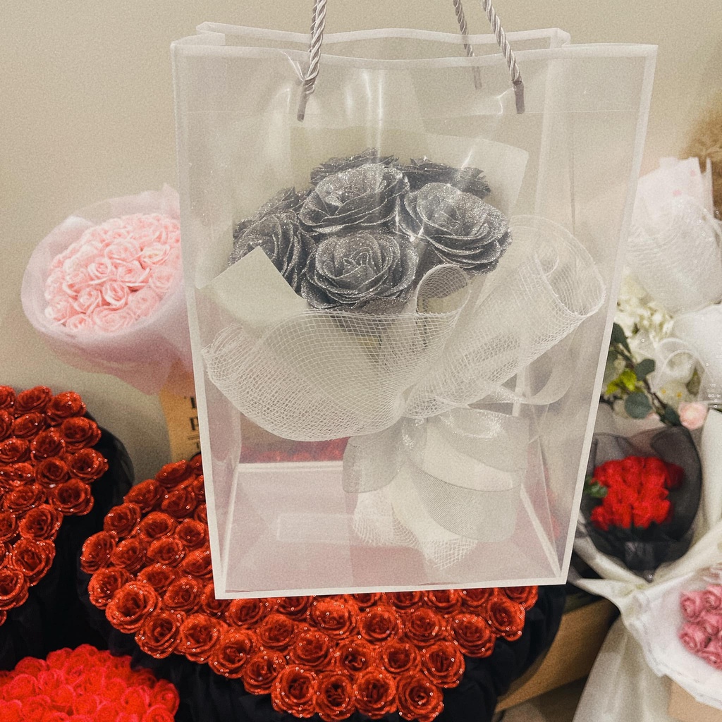 Bó hoa sáp 7 bông kim tuyến xinh xắn kèm túi thiệp đèn làm quà tặng sinh nhật