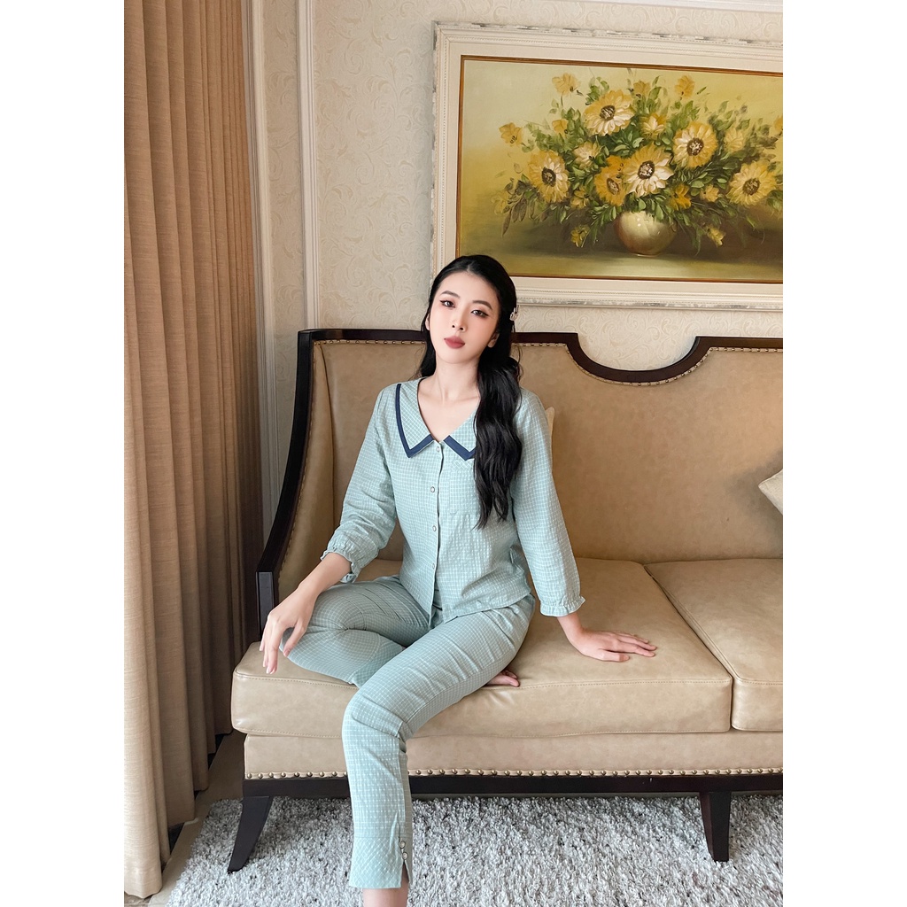 Bộ đồ nữ Karoll chất thô kate quần dài tay dài cổ sen hoạ tiết kẻ NH22.067