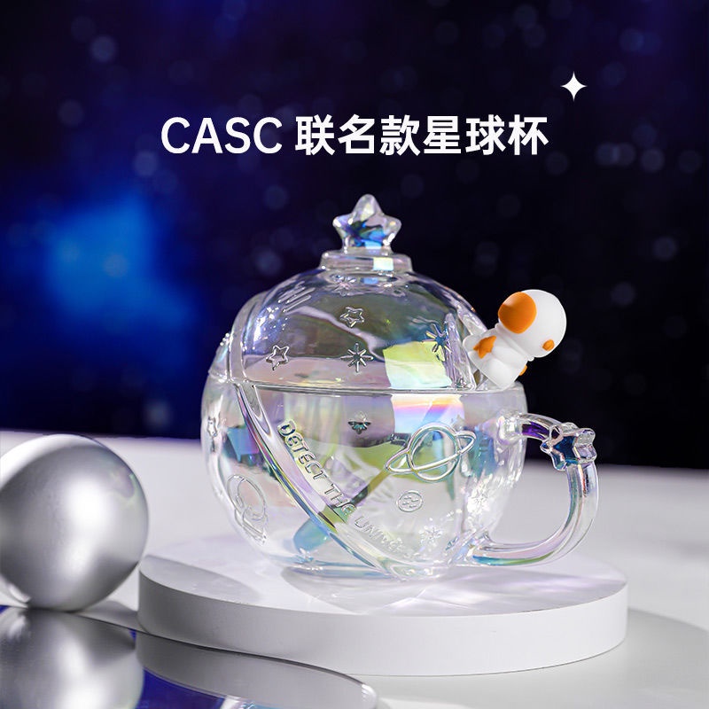 Cốc Thủy Tinh Uống Nước Có Nắp Và Muỗng Họa Tiết Phi Hành Gia Đầy Màu Sắc