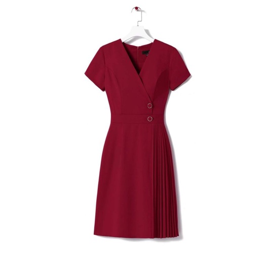 Đầm đỏ xếp li lệch.