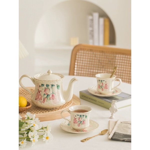 Set tách ấm trà gốm cô gái bên hoa nhã nhặn tinh tế