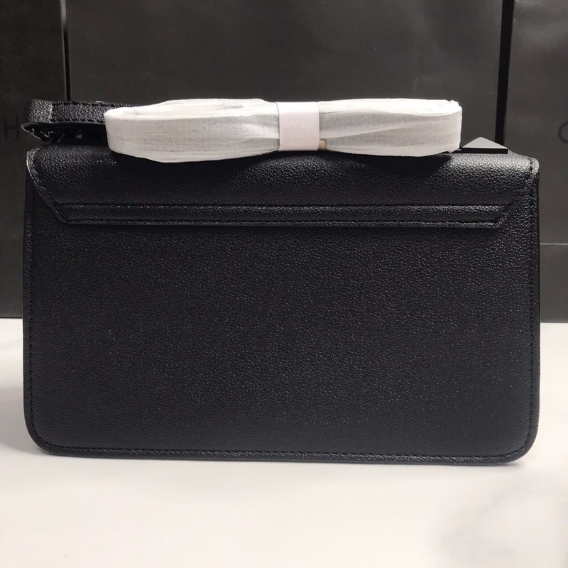 Túi đeo chéo khoá gạt kim loại full màu đen có túi giấy