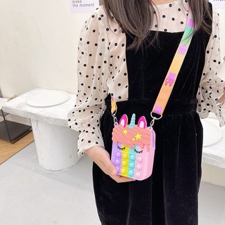 Túi đeo chéo bé gái, túi silicon kèm đồ chơi pop it đáng yêu PKTI08
