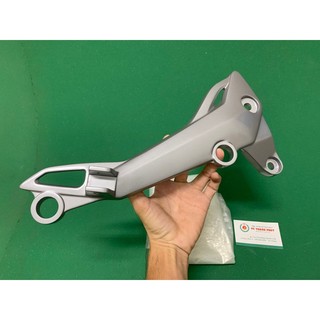 Nhôm gác chân sau Su X-Bike, Axelo Phải zin