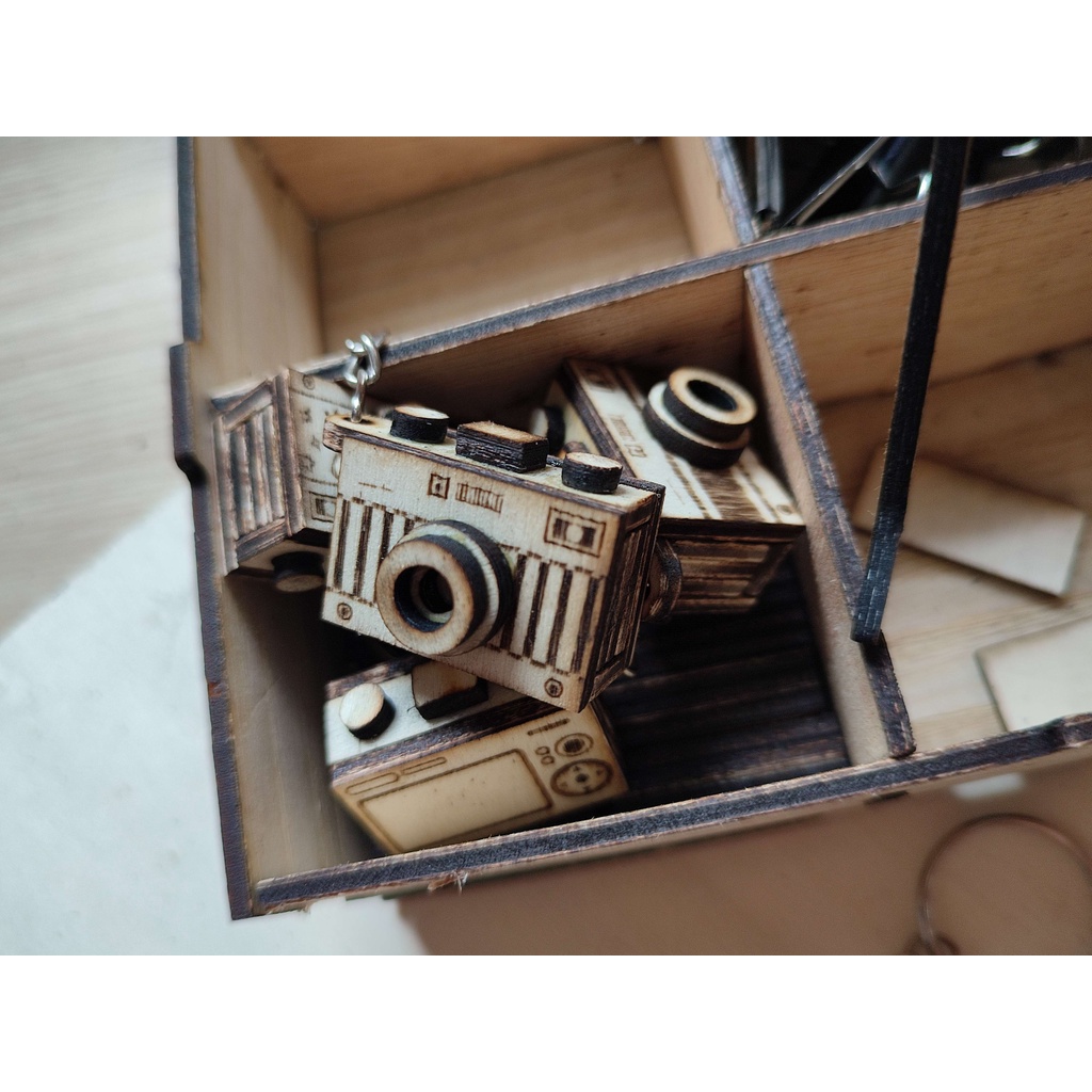 Móc khóa máy ảnh bằng gỗ Vintage