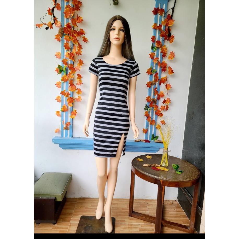 Váy body xẻ tà cổ tròn sọc đen trắng