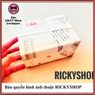 Dịch vụ gói giấy quà cho khách mua các loại nước hoa của shop
