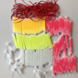 Combo 10 que phát sáng dạ quang Glow Stick dài 10cm đường kính 1cm màu ngẫu nhiên có dây đeo
