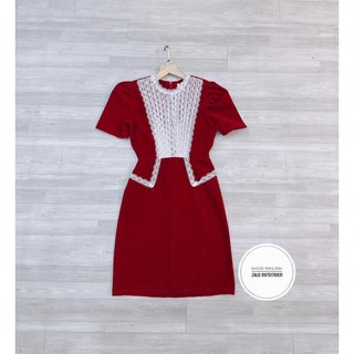 Đầm nhung đỏ chạy ren đính cúc đá