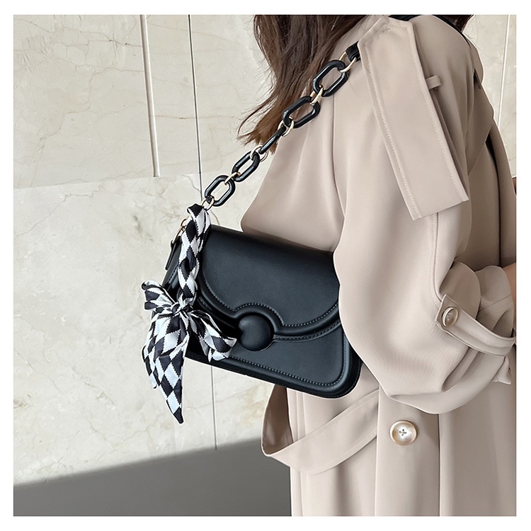 Túi xách nữ đeo vai có 2 sợi dây dùng cho đeo chéo hoặc kẹp nách kèm khăn lụa thời trang, có hai màu đen và vàng